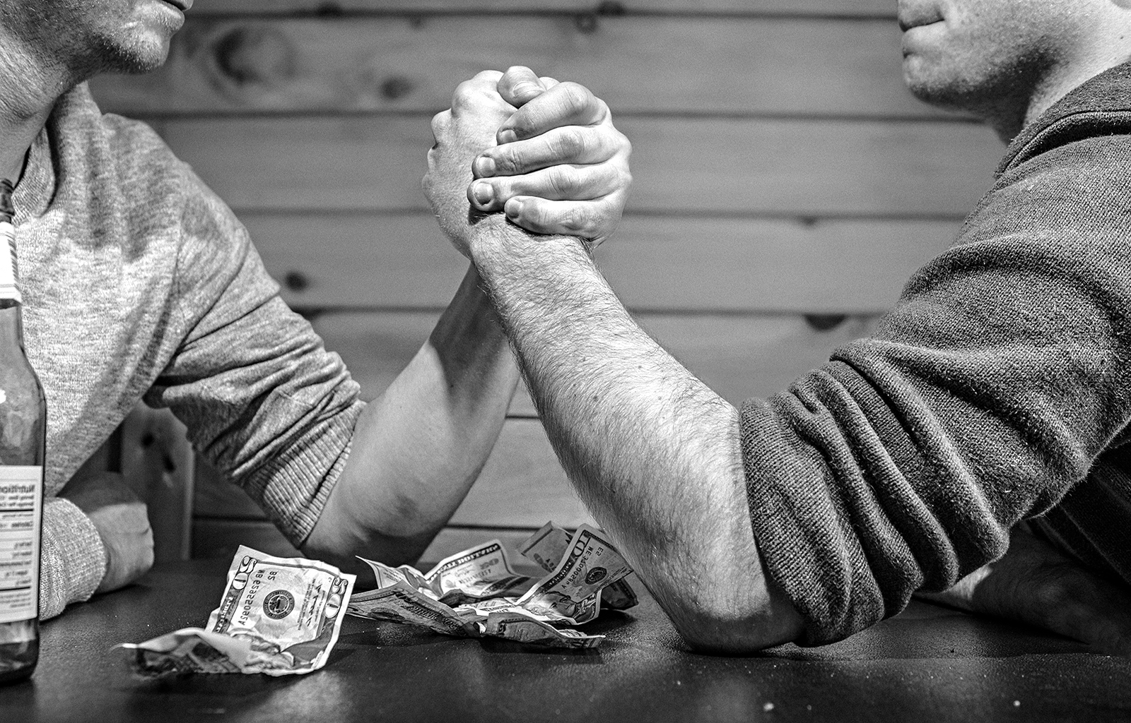 BW men arm wrestling money from thewallpaper